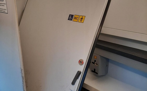 BPOL-HST: Zeugenaufruf - Tür einer Zugtoilette herausgedrückt - Foto: presseportal.de