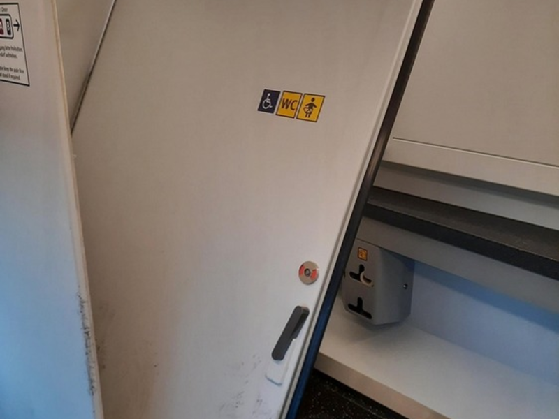 BPOL-HST: Zeugenaufruf - Tür einer Zugtoilette herausgedrückt - Foto: presseportal.de