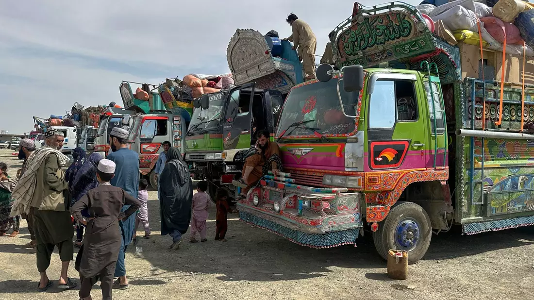Seit Monatsbeginn seien mehr als 127.000 Afghanen aus Pakistan nach Afghanistan zurückgekehrt, teilte das UN-Flüchtlingshilfswerk (UNHCR) mit.(Archivbild) - Bild: H. Achakzai/AP/dpa