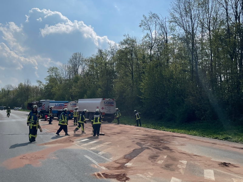 FW-BO: Größere Mengen Heizöl aus Tanklaster ausgelaufen - Foto: presseportal.de