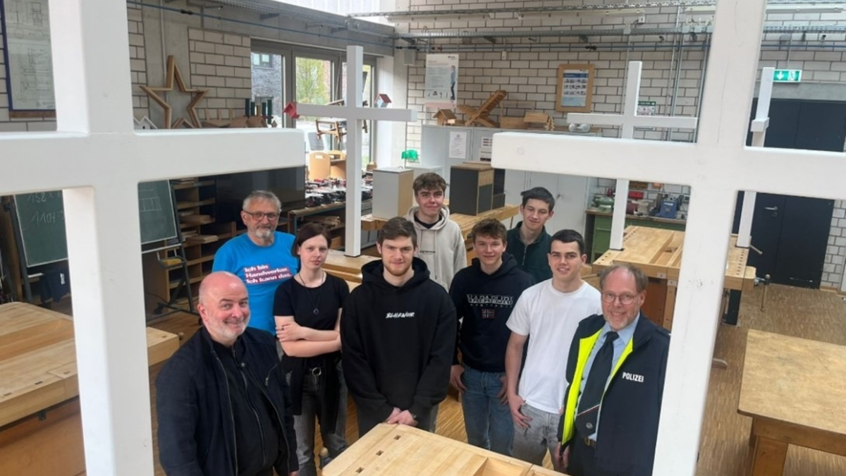 POL-KLE: Kreis Kleve - Fünf neue weiße Kreuze für den Opferschutz / Schülerprojekt am Berufskolleg Geldern übergibt Mahnmale - Foto: presseportal.de