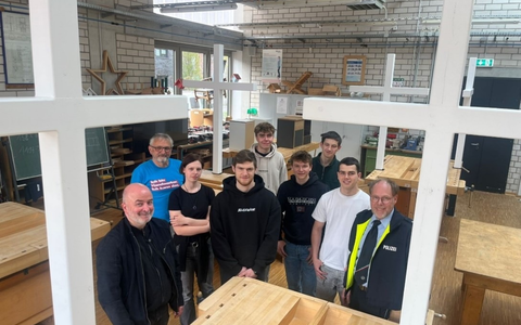 POL-KLE: Kreis Kleve - Fünf neue weiße Kreuze für den Opferschutz / Schülerprojekt am Berufskolleg Geldern übergibt Mahnmale - Foto: presseportal.de