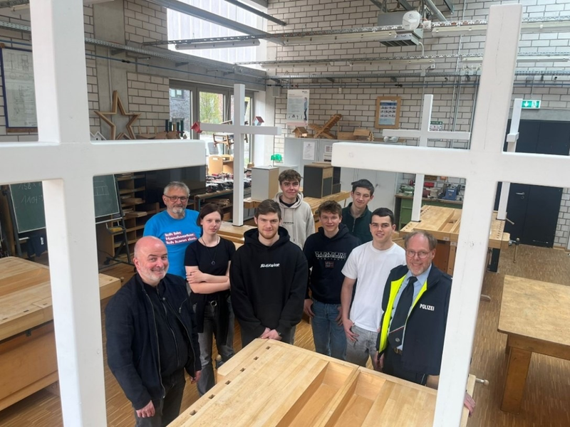 POL-KLE: Kreis Kleve - Fünf neue weiße Kreuze für den Opferschutz / Schülerprojekt am Berufskolleg Geldern übergibt Mahnmale - Foto: presseportal.de