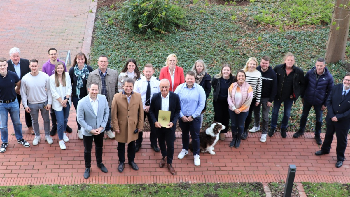 POL-HX: Langjähriger Leiter des Kriminalkommissariats 1 verabschiedet / Nach 43 Dienstjahren nimmt Karlheinz Schröder Abschied von der KPB Höxter - Foto: presseportal.de