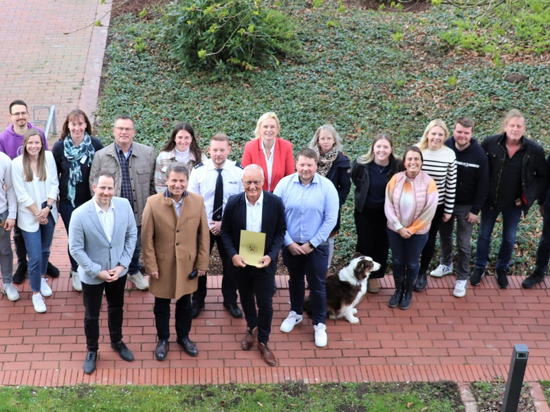 POL-HX: Langjähriger Leiter des Kriminalkommissariats 1 verabschiedet / Nach 43 Dienstjahren nimmt Karlheinz Schröder Abschied von der KPB Höxter - Foto: presseportal.de