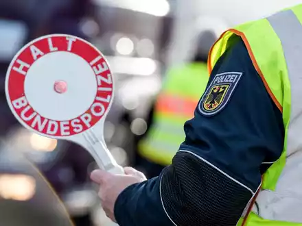 Bundespolizeidirektion München: Schleusung am Grenztunnel Füssen aufgedeckt/ Bundespolizei weist Migranten in Nachbarländer zurück - Foto: presseportal.de