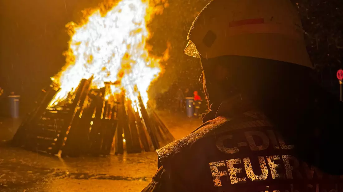 FW-GL: Tipps der Feuerwehr Bergisch Gladbach für sichere Osterfeuer - Bild: presseportal.de