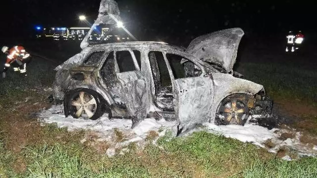 POL-NI: Pkw brennt auf Acker in Balge vollständig aus Polizeiinspektion Nienburg/Schaumburg ermittelt wegen Brandstiftung - Bild: presseportal.de