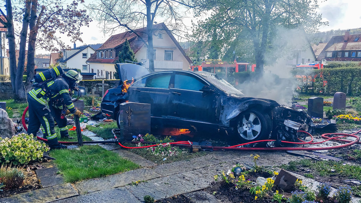 Mehrere Gräber wurden auf einem Friedhof in Gerlingen bei Stuttgart verwüstet.  - Foto: Karsten Schmalz/dpa