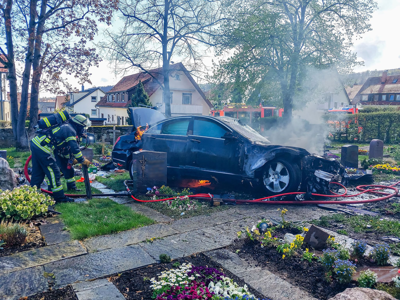 Mehrere Gräber wurden auf einem Friedhof in Gerlingen bei Stuttgart verwüstet.  - Foto: Karsten Schmalz/dpa