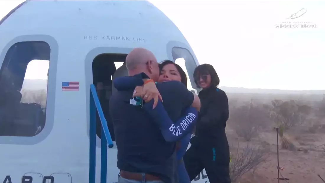Perry küsst nach der Landung den Boden.  - Bild: Blue Origin/Youtube/Press Association/dpa