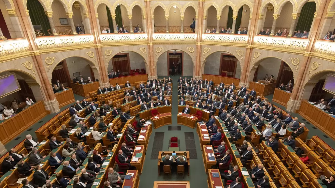 Ungarns Parlament hat zum 15. Mal die seit 2011 bestehende Verfassung geändert und darin die ausschließliche Existenz der zwei Geschlechter - Mann und Frau - verankert. - Bild: Attila Volgyi/XinHua/dpa