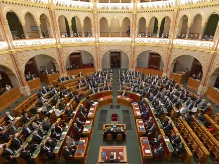 Ungarns Parlament hat zum 15. Mal die seit 2011 bestehende Verfassung geändert und darin die ausschließliche Existenz der zwei Geschlechter - Mann und Frau - verankert. - Foto: Attila Volgyi/XinHua/dpa