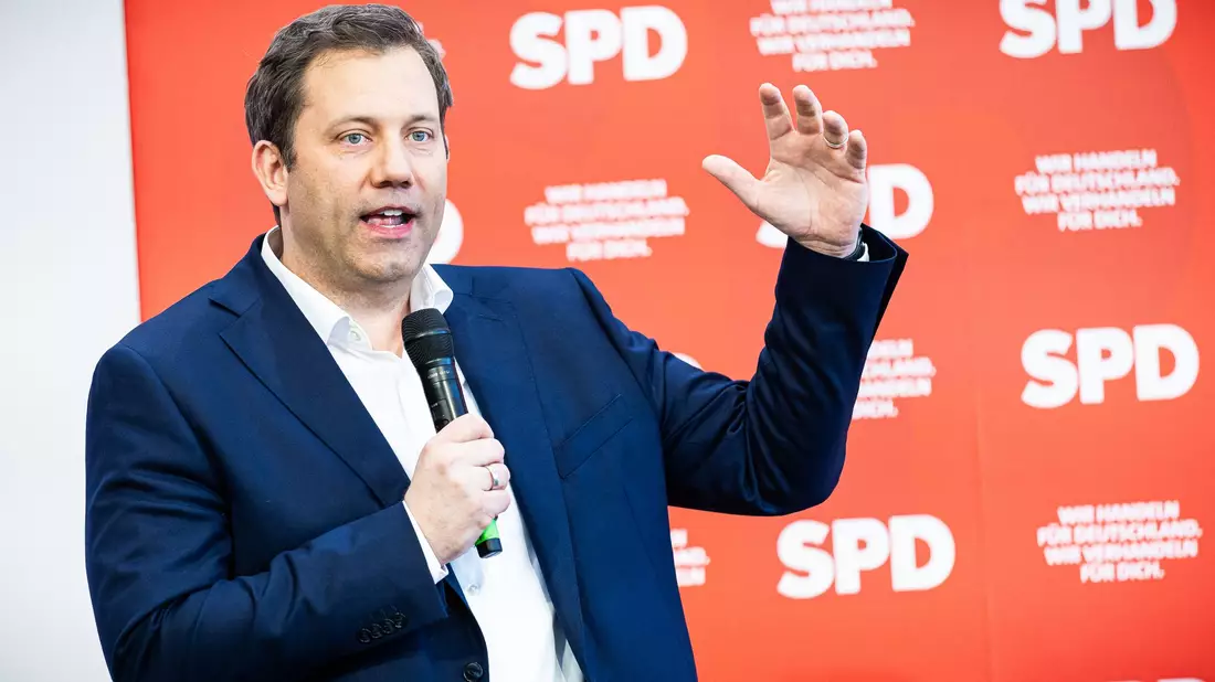 SPD-Chef Klingbeil warnt vor einem Scheitern des Koalitionsvertrags. - Bild: Moritz Frankenberg/dpa