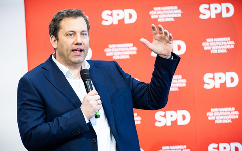 SPD-Chef Klingbeil warnt vor einem Scheitern des Koalitionsvertrags. - Foto: Moritz Frankenberg/dpa