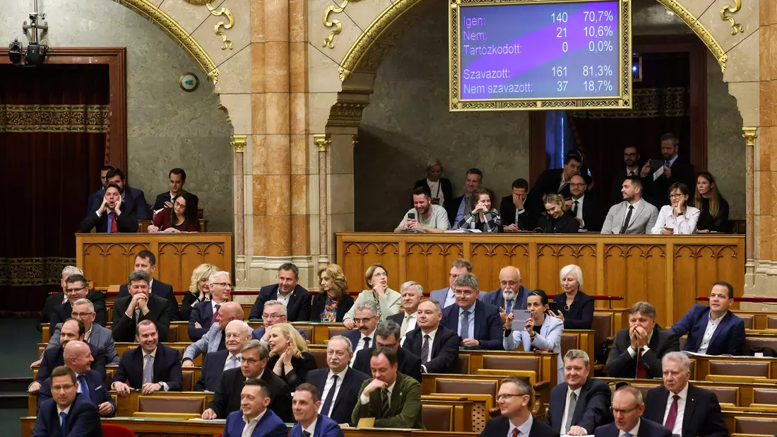 Ungarns Parlament hat eine Verfassungsänderung beschlossen, der zufolge der Mensch ausschließlich als Mann oder Frau definiert wird. - Bild: Robert Hegedus/MTI/AP/dpa