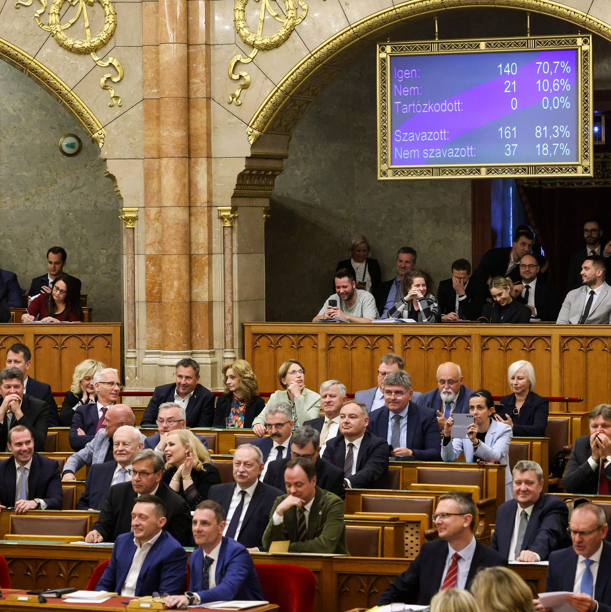 Ungarns Parlament hat eine Verfassungsänderung beschlossen, der zufolge der Mensch ausschließlich als Mann oder Frau definiert wird. - Foto: Robert Hegedus/MTI/AP/dpa