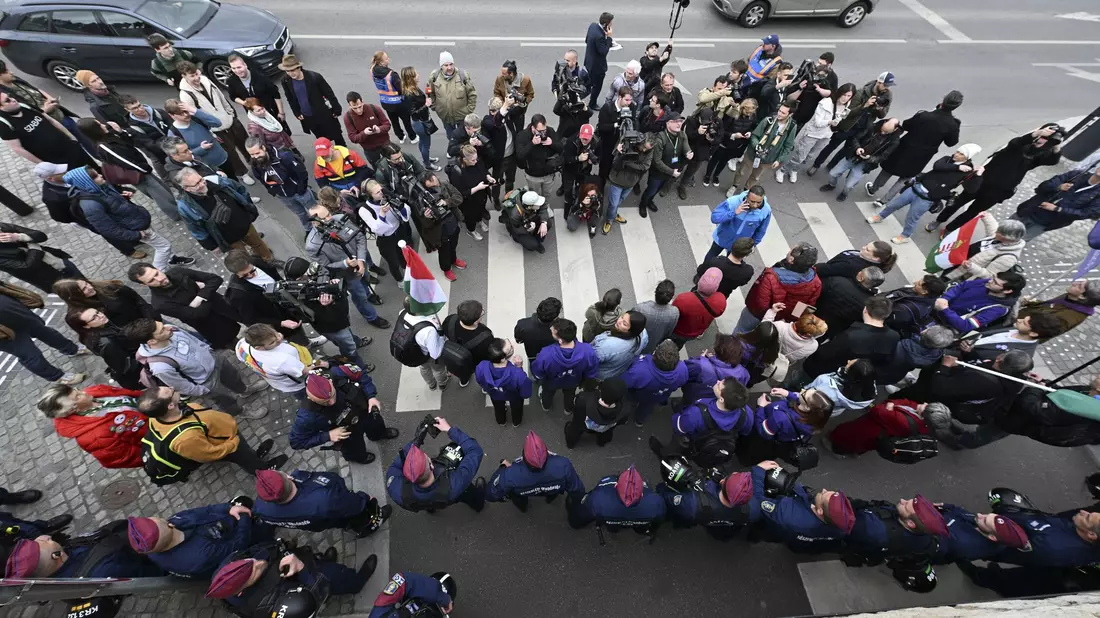 Anhänger der Opposition demonstrieren vor dem Parlament gegen die Verfassungsänderungen, durch die non-binäre Personen nicht als solche anerkannt werden und Verbote öffentlicher Veranstaltungen nicht-heresosexueller Gemeinschaften möglich machen. - Bild: Tibor Illyes/MTI/AP/dpa