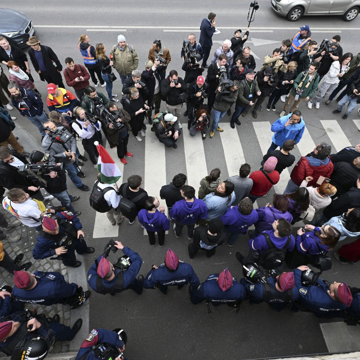 Anhänger der Opposition demonstrieren vor dem Parlament gegen die Verfassungsänderungen, durch die non-binäre Personen nicht als solche anerkannt werden und Verbote öffentlicher Veranstaltungen nicht-heresosexueller Gemeinschaften möglich machen. - Foto: Tibor Illyes/MTI/AP/dpa
