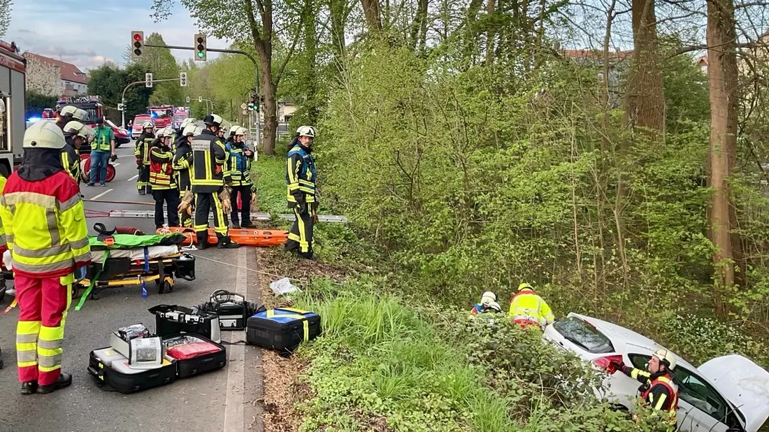 FW-BO: Schwerere Verkehrsunfall auf der Wuppertaler Straße in Linden - PKW rutsch in die Böschung, Fahrerin schwer verletzt. - Bild: presseportal.de