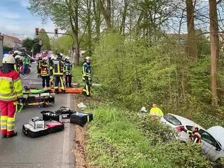 FW-BO: Schwerere Verkehrsunfall auf der Wuppertaler Straße in Linden - PKW rutsch in die Böschung, Fahrerin schwer verletzt. - Foto: presseportal.de