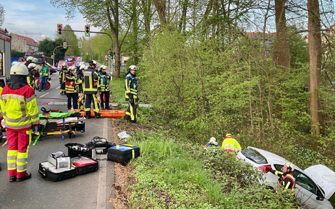 FW-BO: Schwerere Verkehrsunfall auf der Wuppertaler Straße in Linden - PKW rutsch in die Böschung, Fahrerin schwer verletzt. - Foto: presseportal.de
