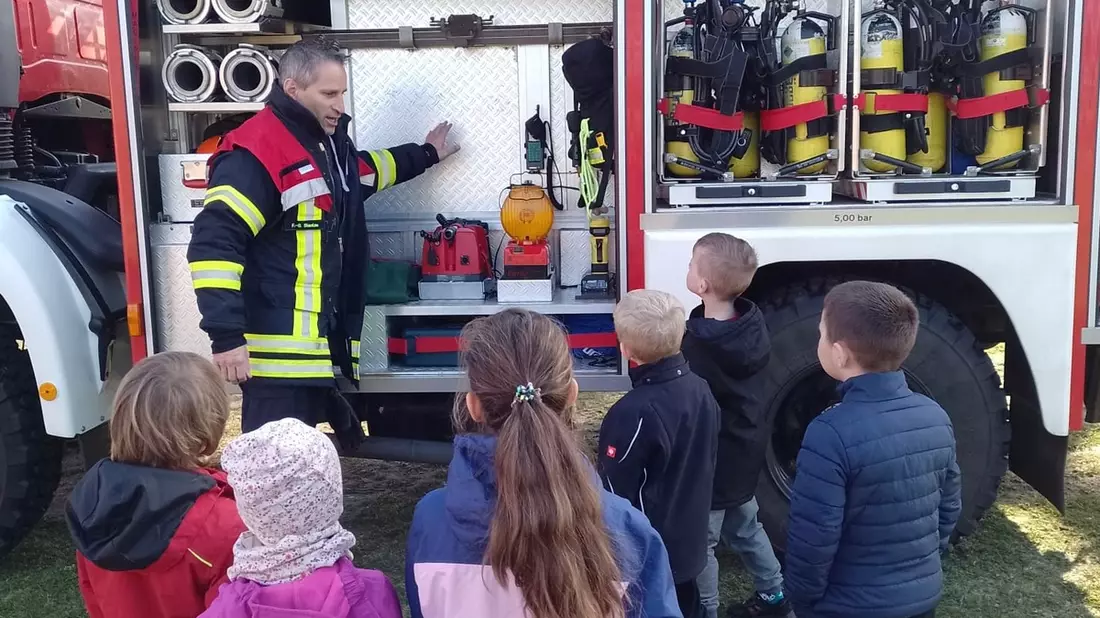 FW Wathlingen: Leuchtende Kinderaugen bei der Feuerwehr Großmoor - Kindergarten Moorwichtel zu Besuch - Bild: presseportal.de