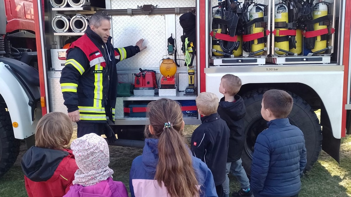 FW Wathlingen: Leuchtende Kinderaugen bei der Feuerwehr Großmoor - Kindergarten 