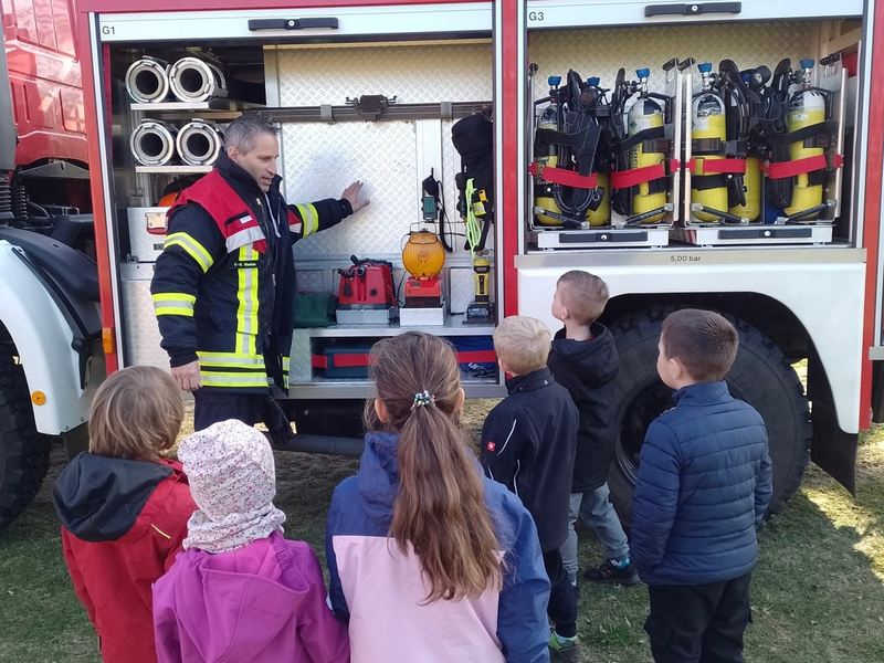 FW Wathlingen: Leuchtende Kinderaugen bei der Feuerwehr Großmoor - Kindergarten Moorwichtel zu Besuch - Foto: presseportal.de