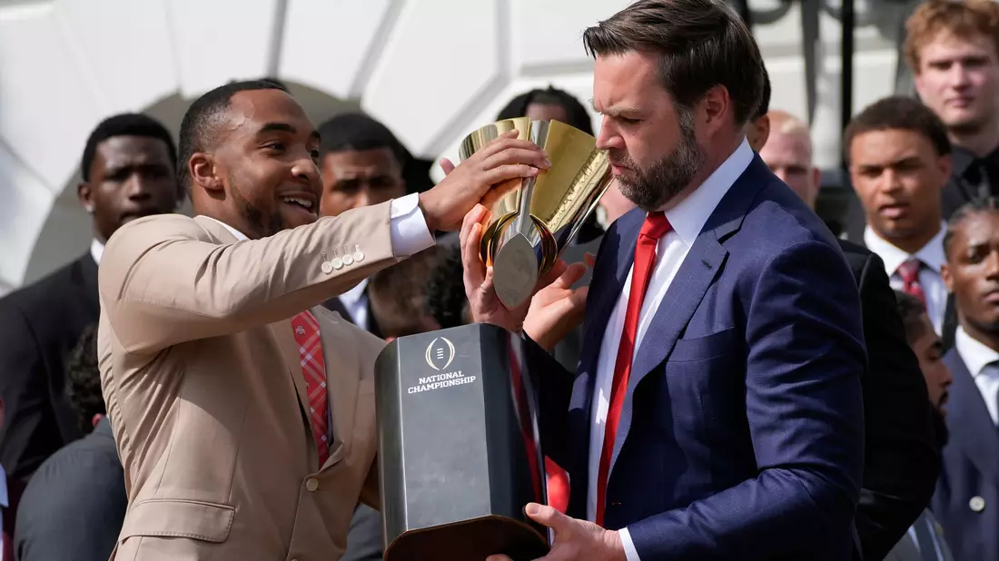 JD Vance zerlegt Trophäe. - Bild: Alex Brandon/AP/dpa