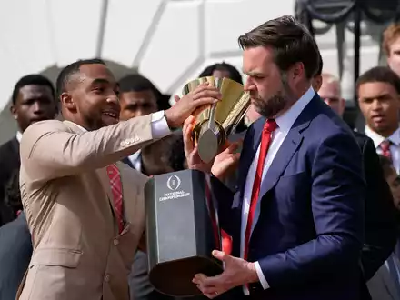 JD Vance zerlegt Trophäe. - Foto: Alex Brandon/AP/dpa