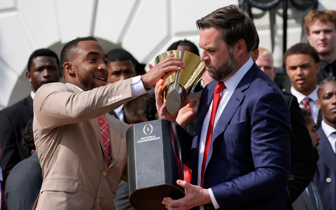 JD Vance zerlegt Trophäe. - Foto: Alex Brandon/AP/dpa