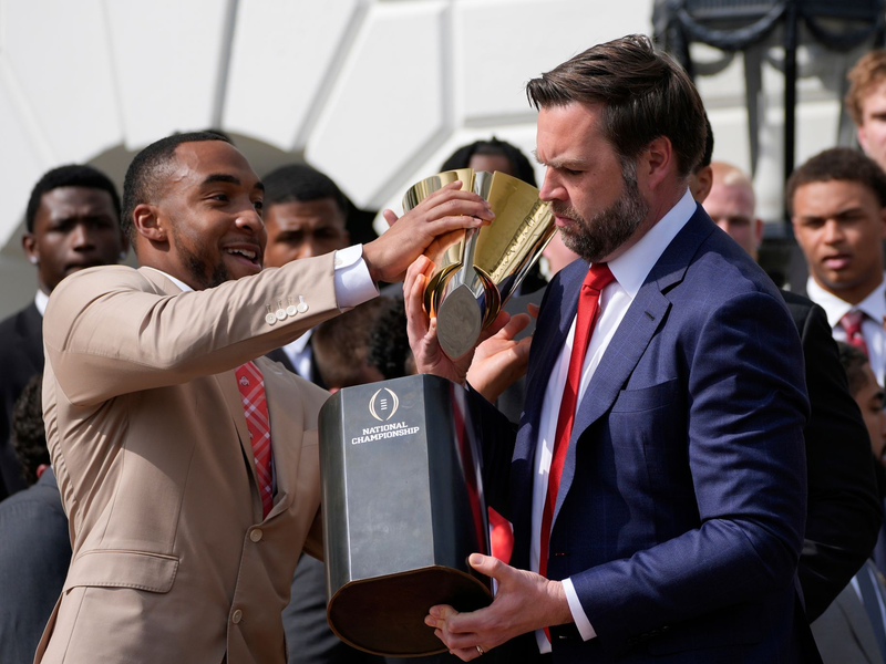 JD Vance zerlegt Trophäe. - Foto: Alex Brandon/AP/dpa