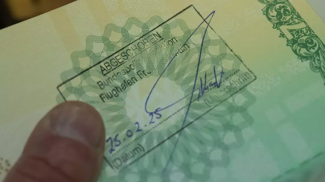 Eine Duldung ist kein Aufenthaltstitel, sondern bedeutet lediglich die vorübergehende Aussetzung der Abschiebung. (Symbolbild)  - Bild: Boris Roessler/dpa
