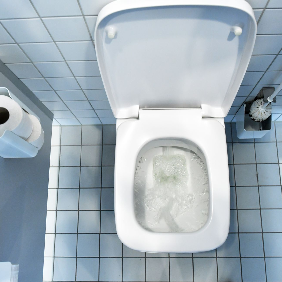 Während in Deutschland die Nutzung von Klopapier die Norm ist, wird in vielen anderen Ländern auf Dusch-WCs, Bidethandbrausen oder ein zusätzliches Bidet neben dem Klo gesetzt. (Archivbild) - Foto: Ralf Hirschberger/dpa-Zentralbild/dpa