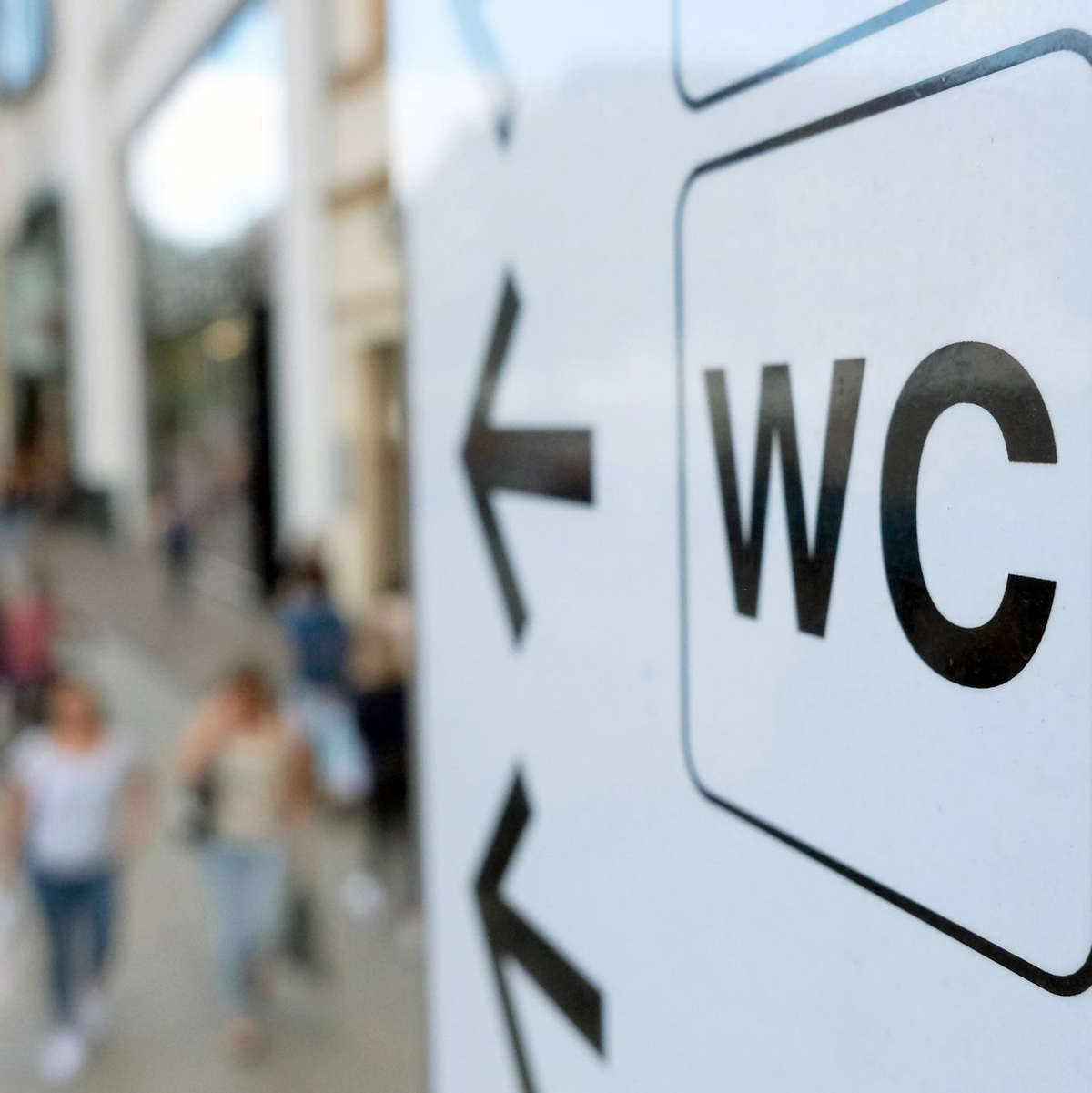 Wer als Deutscher im Urlaub eine Toilette aufsucht, erlebt in manchen Ländern eine Überraschung. (Illustration) - Foto: Sebastian Willnow/dpa/dpa-tmn