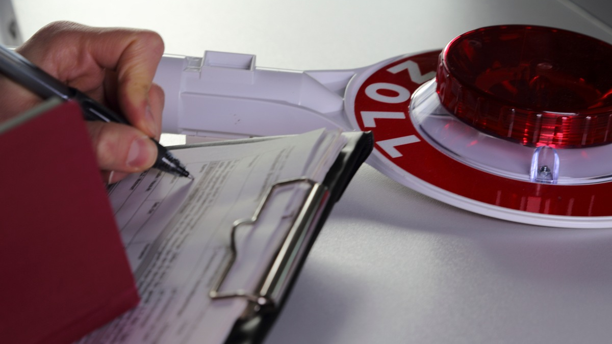 HZA-KA: Waschen, Schneiden, Ausweis dabei?/ Der Zoll nimmt Friseur- und Kosmetikbranche ins Visier - Foto: presseportal.de