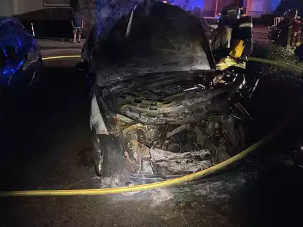 POL-AC: Feuer zerstört Autos - Polizei bittet um Hinweise - Foto: presseportal.de