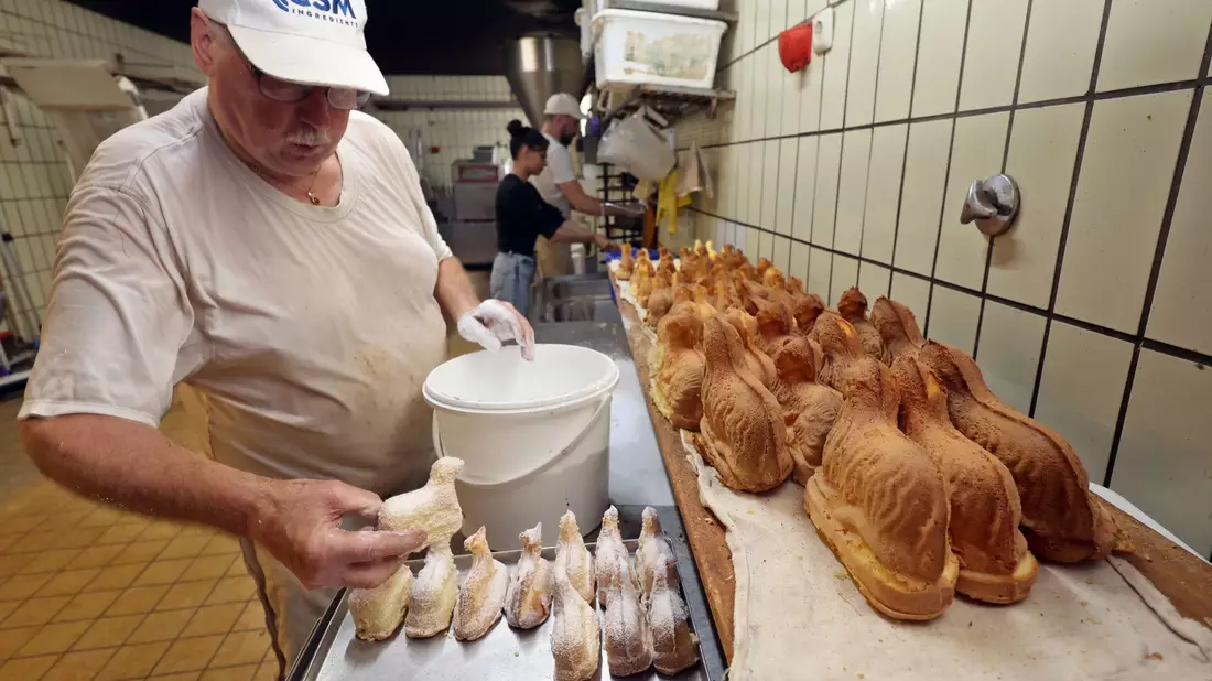 Auch Selbstgebackenes wie das klassische Osterlamm ist 2025 deutlich teurer.  - Bild: Karl-Josef Hildenbrand/dpa