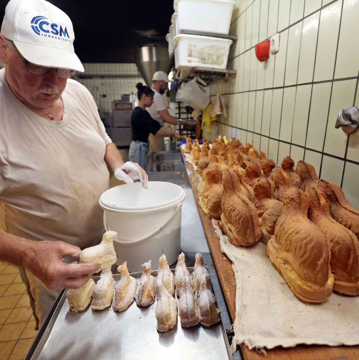 Auch Selbstgebackenes wie das klassische Osterlamm ist 2025 deutlich teurer.  - Foto: Karl-Josef Hildenbrand/dpa