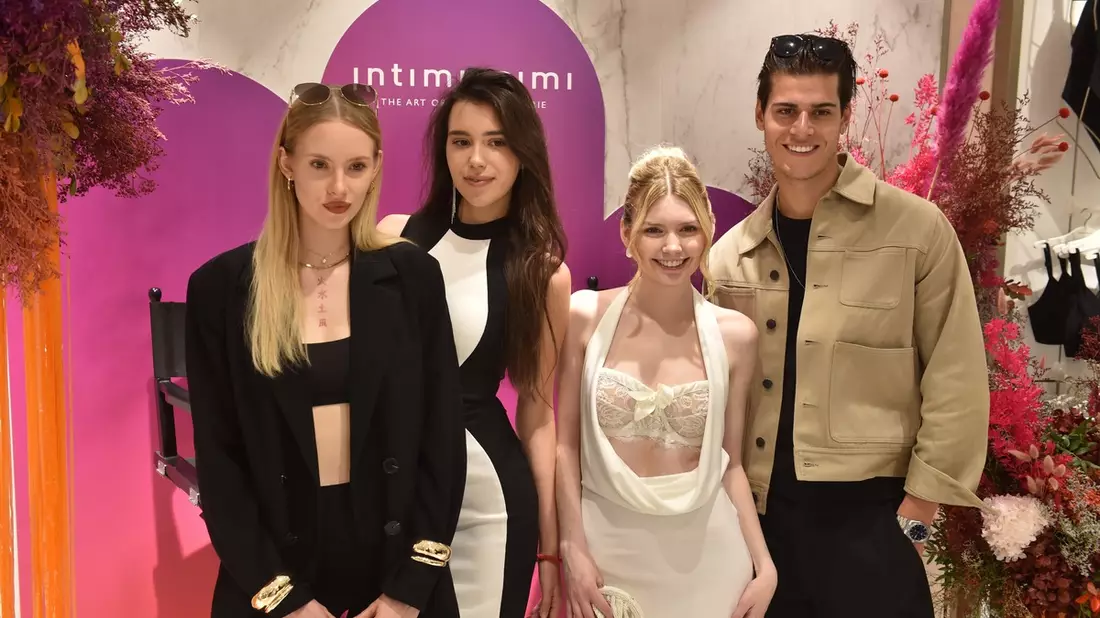 Fan-Andrang im Münchner Intimissimi Store: #GNTM-Kandidatin Eva ist neues Kampagnengesicht von Intimissimi - Bild: presseportal.de