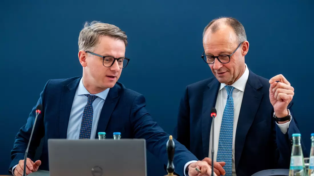 Carsten Linnemann bleibt CDU-Generalsekretär (links) und zieht nicht in eine künftige Bundesregierung unter dem absehbaren Kanzler Friedrich Merz.  - Bild: Michael Kappeler/dpa