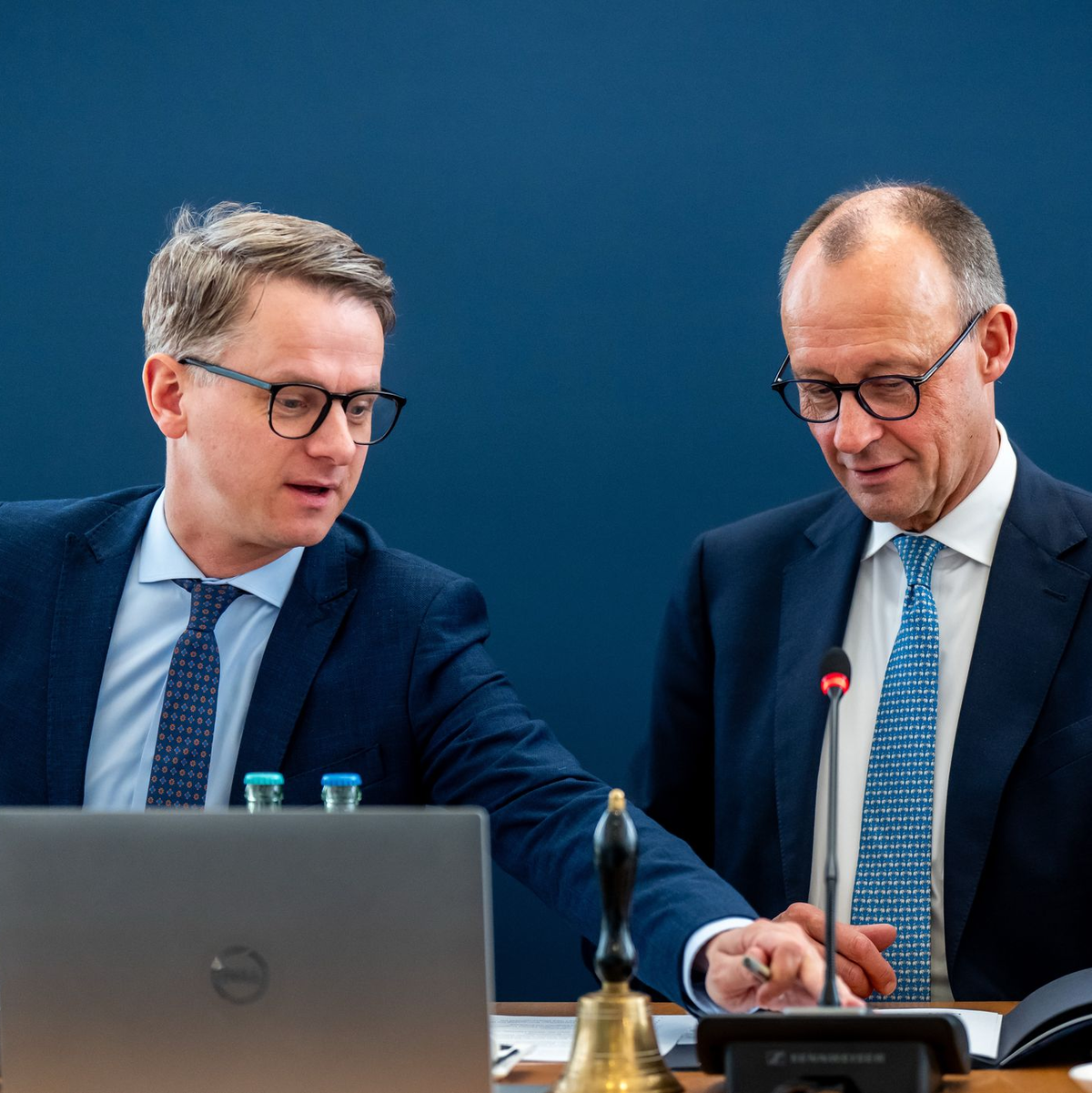 Carsten Linnemann bleibt CDU-Generalsekretär (links) und zieht nicht in eine künftige Bundesregierung unter dem absehbaren Kanzler Friedrich Merz.  - Foto: Michael Kappeler/dpa