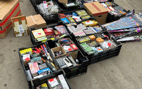 ZOLL-HH: Zollfahnder stellen hochexplosive Pyrotechnik, Waffen und Drogen sicher - Foto: presseportal.de