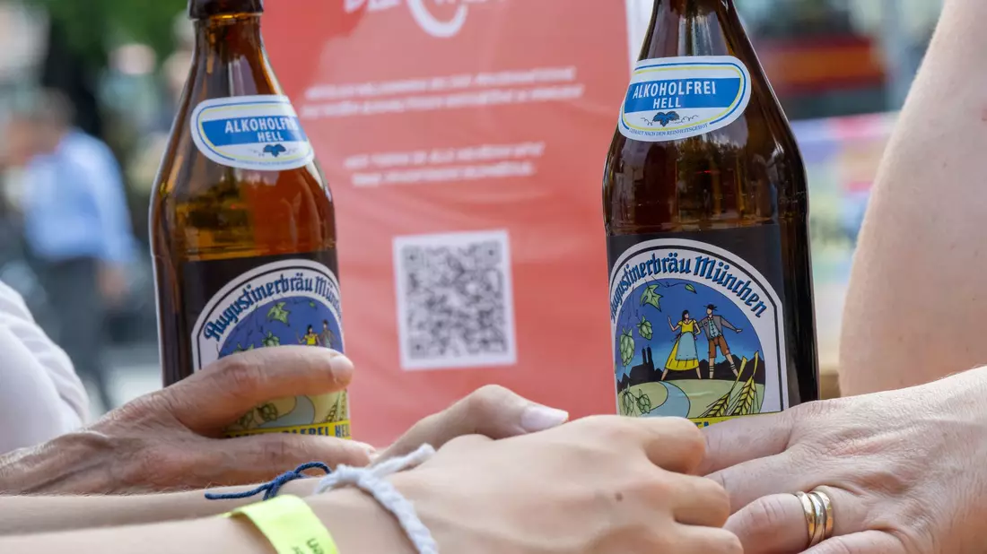Immer öfter greifen Biertrinker zu alkoholfreien Sorten.  - Bild: Peter Kneffel/dpa