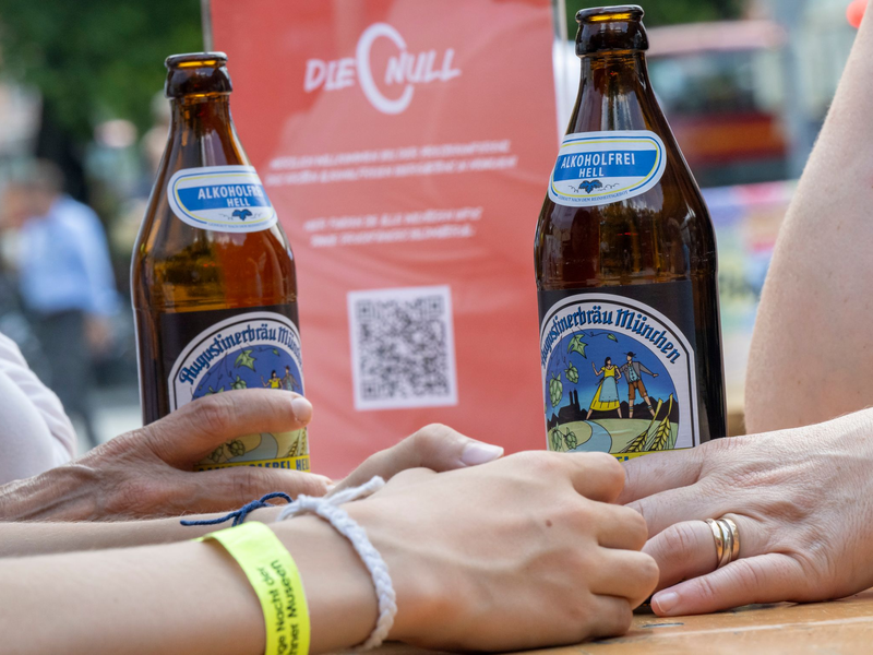 Immer öfter greifen Biertrinker zu alkoholfreien Sorten.  - Foto: Peter Kneffel/dpa