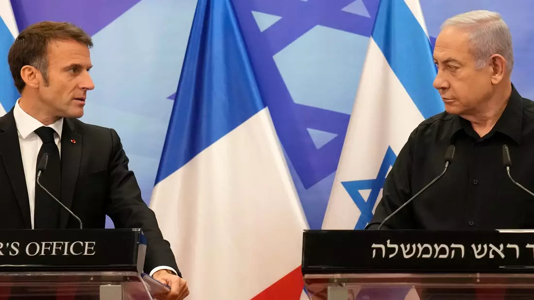 Teilen mit Blick auf einen palästinensischen Staat nicht die gleiche Meinung: der israelische Ministerpräsident Benjamin Netanjahu (r) und Frankreichs Präsident Emmanuel Macron. (Archivbild) - Bild: Christophe Ena/AP/dpa