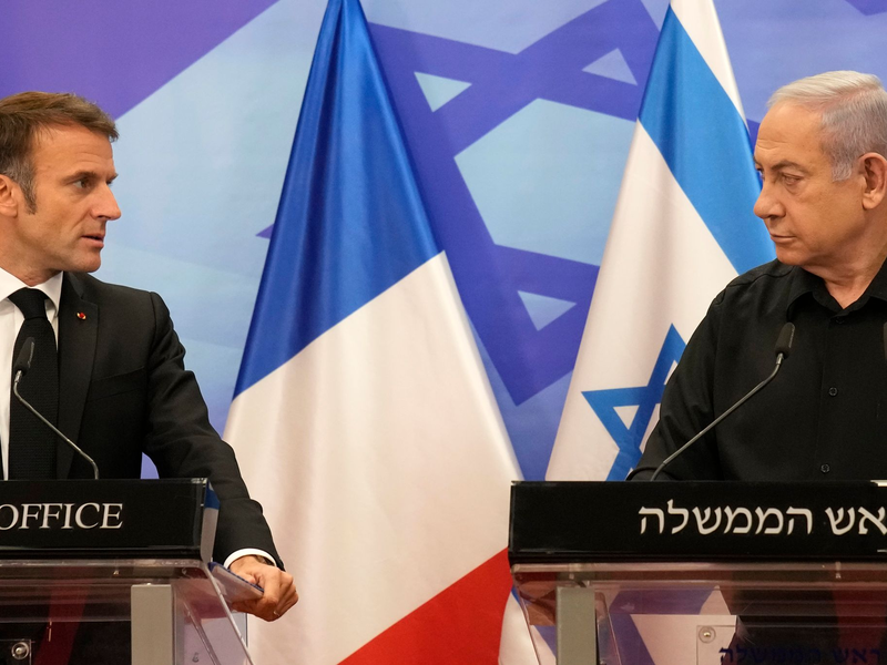 Teilen mit Blick auf einen palästinensischen Staat nicht die gleiche Meinung: der israelische Ministerpräsident Benjamin Netanjahu (r) und Frankreichs Präsident Emmanuel Macron. (Archivbild) - Foto: Christophe Ena/AP/dpa