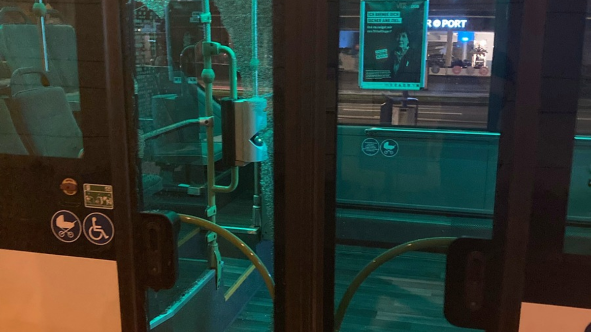 POL-HA: Jugendliche und junge Erwachsene zerschlagen Busscheibe - die Polizei bittet um Hinweise - Foto: presseportal.de