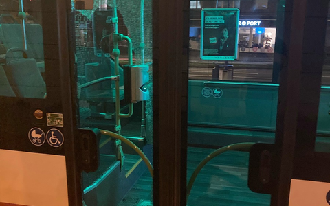 POL-HA: Jugendliche und junge Erwachsene zerschlagen Busscheibe - die Polizei bittet um Hinweise - Foto: presseportal.de POL-HA: Jugendliche und junge Erwachsene zerschlagen Busscheibe - die Polizei bittet um Hinweise - Foto: presseportal.de